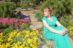 Elizabeth Bourgeret, Missouri Botanical Gardens, green dress in Spring, Picture
